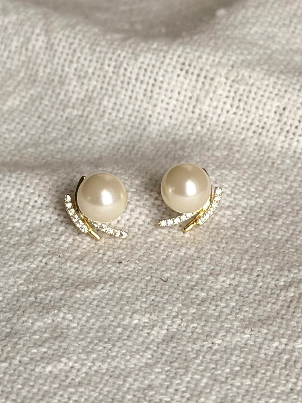 NEW! Pearl and Crystal Stud Earrings in Cream and Gold - Picture 3 of 7